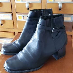 Pesaro black leather bootie